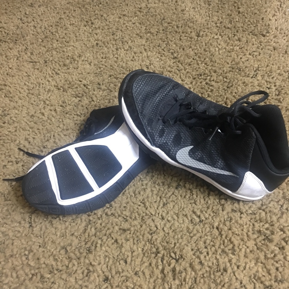 Basketball shoes